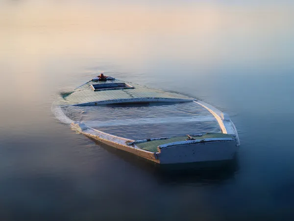 Csónak a ködben — Stock Fotó