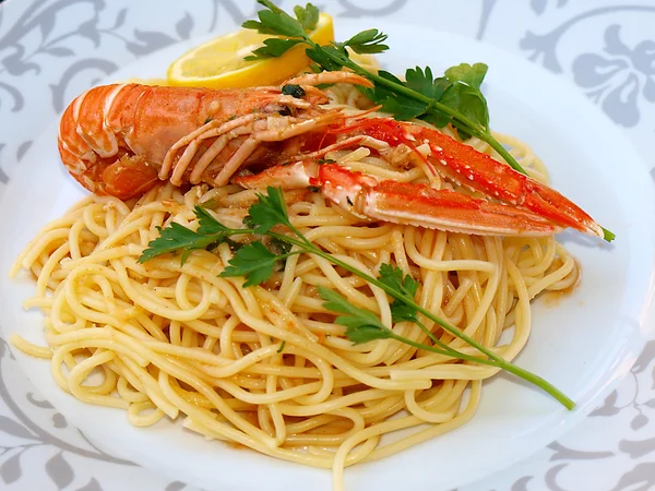 Shrimps with pasta — Stock Photo, Image