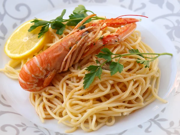 Shrimps with pasta — Stock Photo, Image