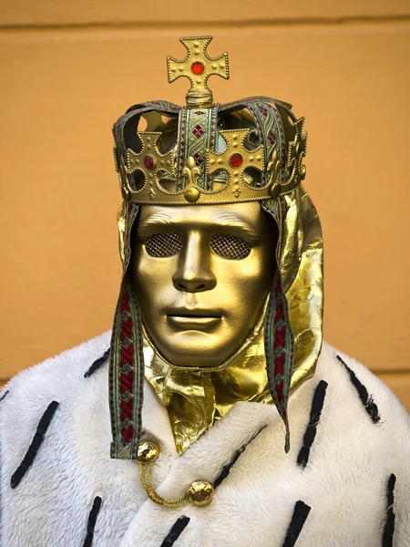Homem com a máscara dourada — Fotografia de Stock
