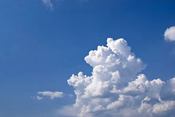 White clouds over the blue sky — Stock Photo, Image