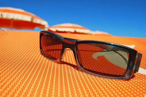 Óculos de sol e praia — Fotografia de Stock