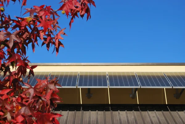 Sonnenkollektoren auf dem Dach — Stockfoto