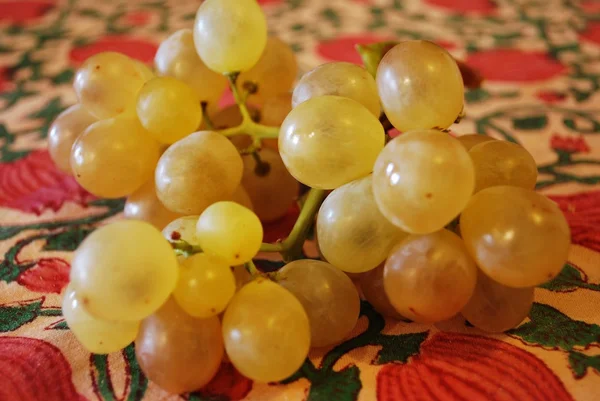 Uvas blancas en la mesa —  Fotos de Stock