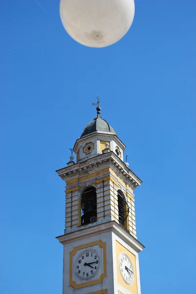 Žlutá kostelní věž s hodinami — Stock fotografie