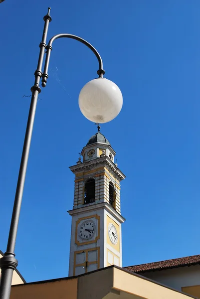 Жовта церковна годинникова вежа — стокове фото