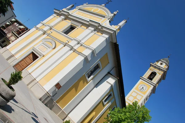 Желтая церковь — стоковое фото