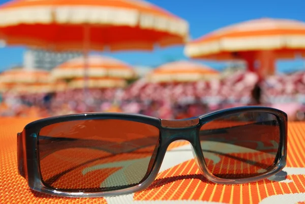 Сонцезахисні окуляри і пляж — стокове фото