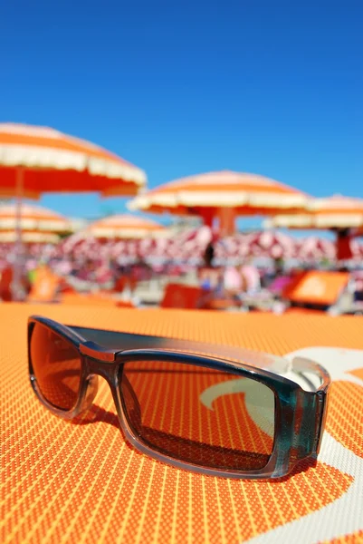 Солнцезащитные очки и пляж — стоковое фото