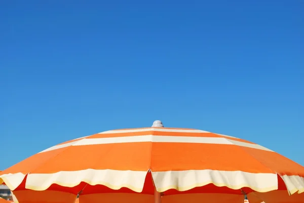 Guarda-chuva de praia laranja — Fotografia de Stock