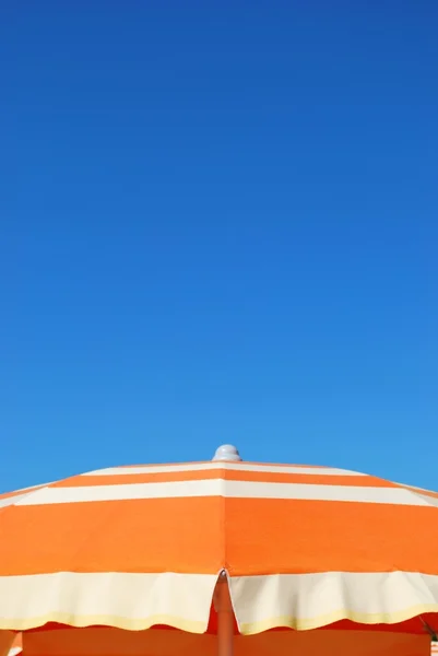 橙色沙滩伞 — 图库照片