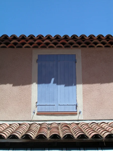 Hafif mavi kapalı pencere — Stok fotoğraf