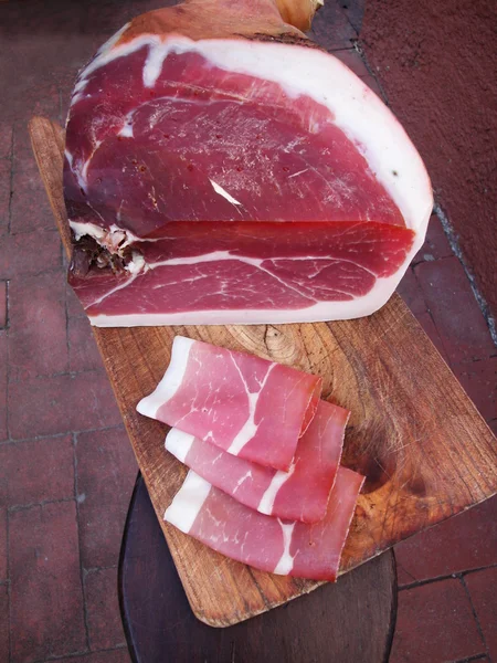 Jamón de Parma en rodajas, típico jamón italiano — Foto de Stock