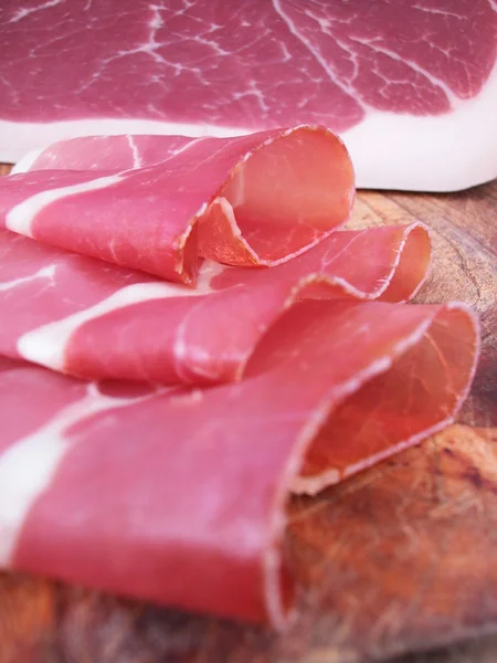 Prosciutto di Parma affettato, tipico prosciutto italiano — Foto Stock