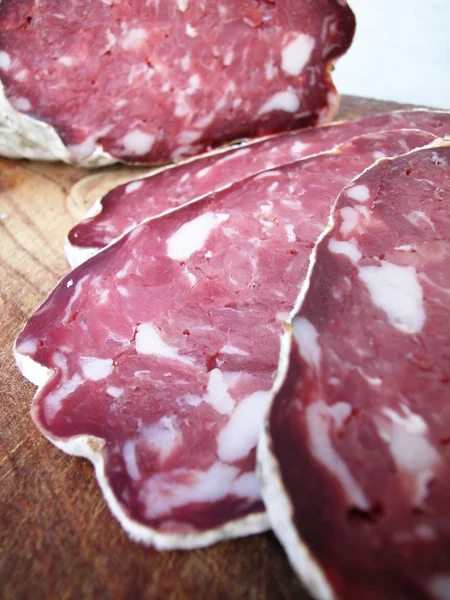 Close-up van salami segmenten — Stockfoto