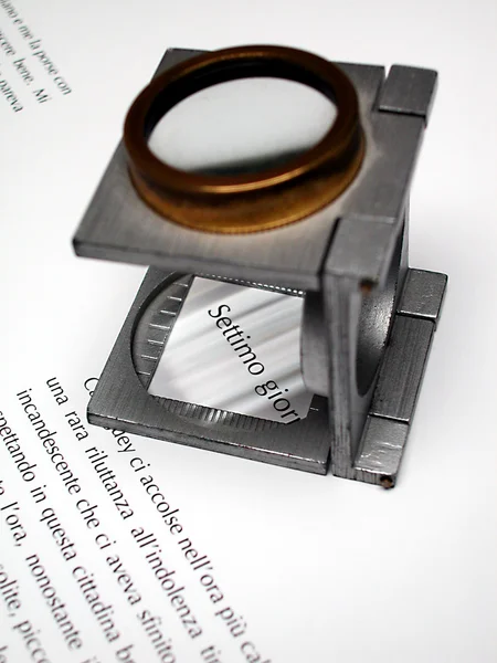 Macro di testo e loupe su foglio stampato — Foto Stock