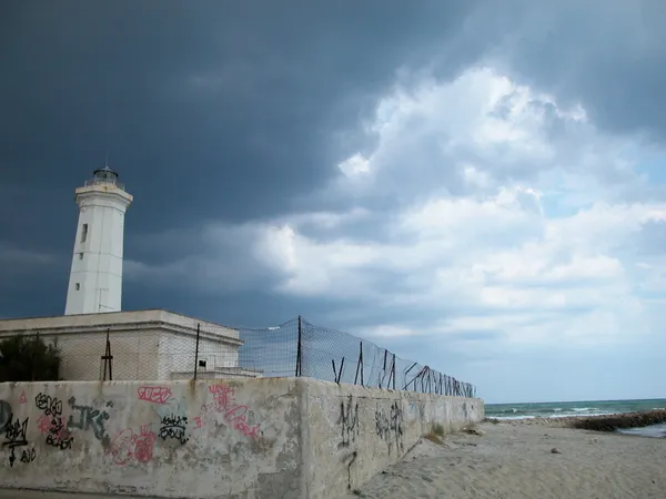 Deniz feneri ve fırtınalı hava — Stok fotoğraf