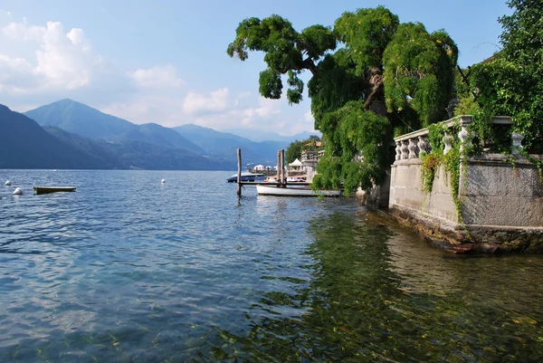 Dock et villa sur le lac — Photo