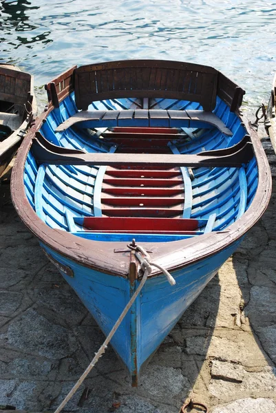 Loď na jezeře orta — Stock fotografie