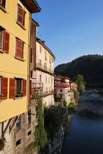Houses on the river — Stock Photo, Image