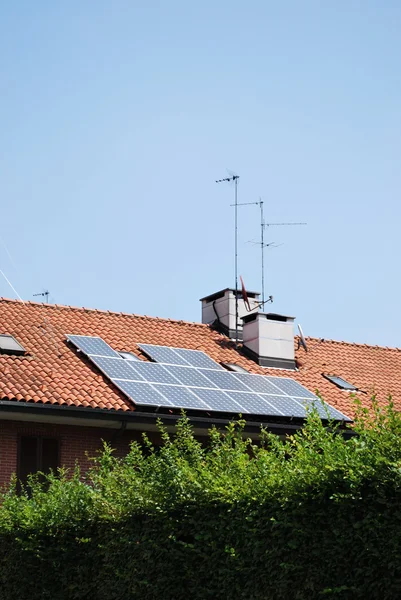 Solární panely na střeše — Stock fotografie