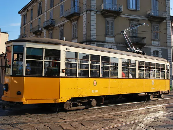 在米兰，意大利老橙色电车 — 图库照片