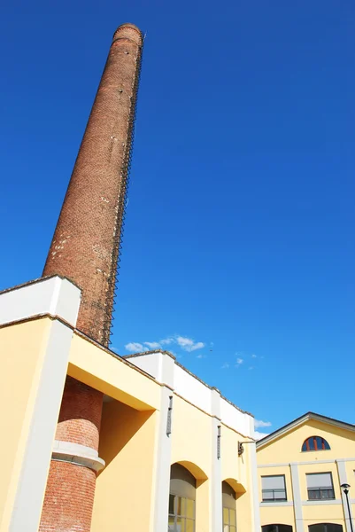 Průmyslový cihlový komín — Stock fotografie