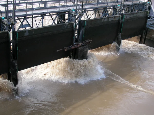 River flood and dam wall — Stock Photo, Image
