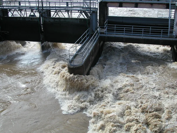 Rio inundação e barragem parede — Fotografia de Stock