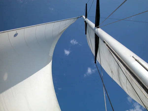 Bílá plachta proti modré obloze — Stock fotografie