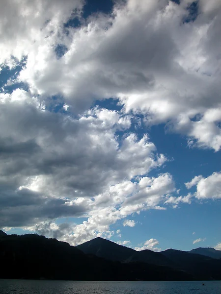 Felhők a tavon — Stock Fotó