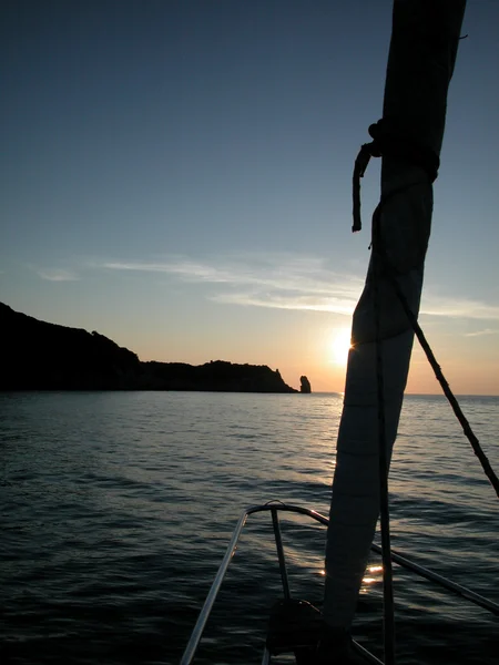 Silueta lodi plavbu při západu slunce — Stock fotografie
