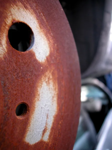 Rostig bildelar på bilen skroten — Stockfoto