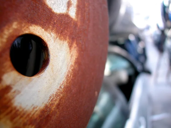 Roestige auto onderdelen op de auto autokerkhof — Stockfoto