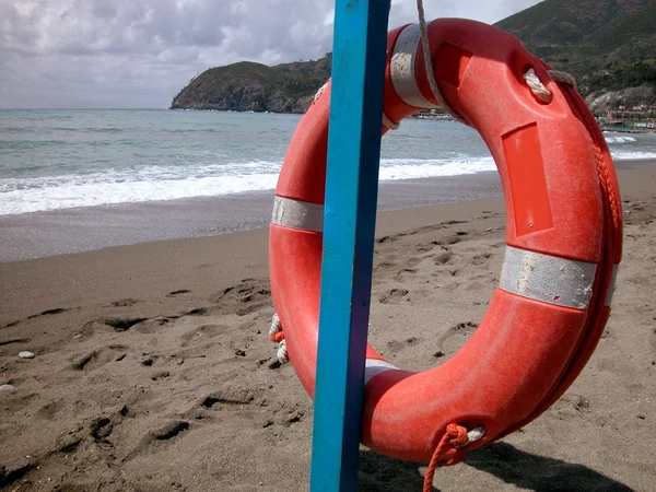 Cinturão de salvação vermelho na praia — Fotografia de Stock