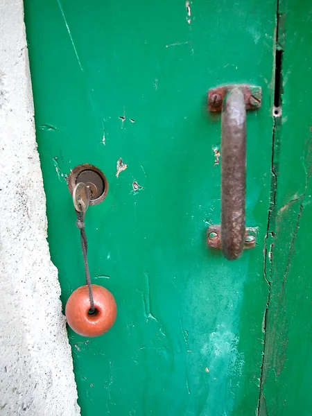 Verde vieja puerta y llave — Foto de Stock