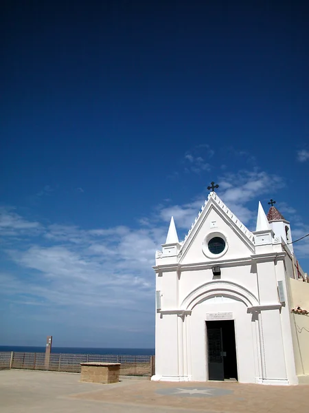Iglesia blanca en el cielo azul —  Fotos de Stock