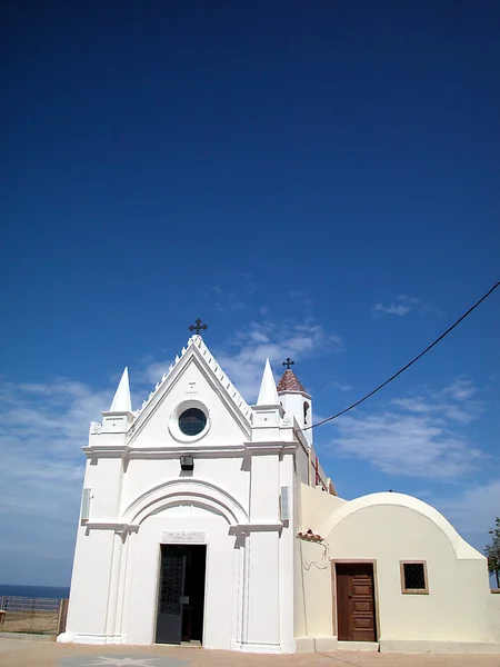 蓝蓝的天空上的白色教堂 — 图库照片