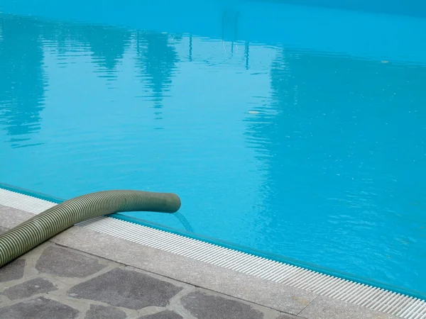Einspeisung von Wasser in ein Schwimmbad — Stockfoto
