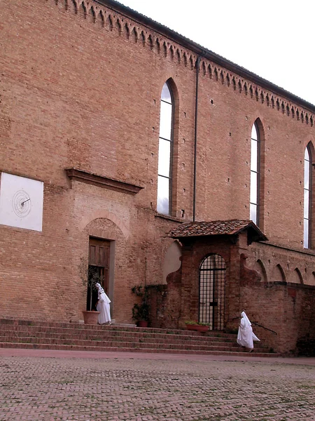 Monja entrar en la iglesia — Foto de Stock