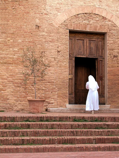Монахиня входит в церковь — стоковое фото