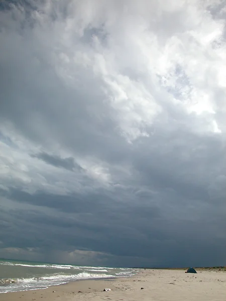 Tiempo tormentoso en la playa — Foto de Stock