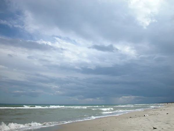 Stormachtig weer op het strand — Stockfoto
