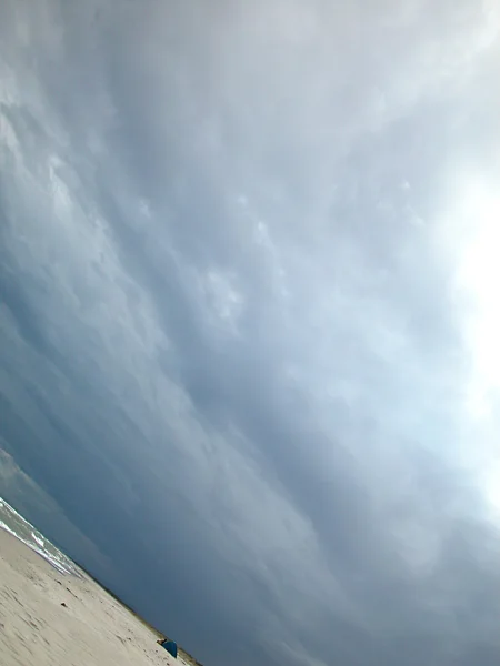 Viharos időjárás a strandon — Stock Fotó