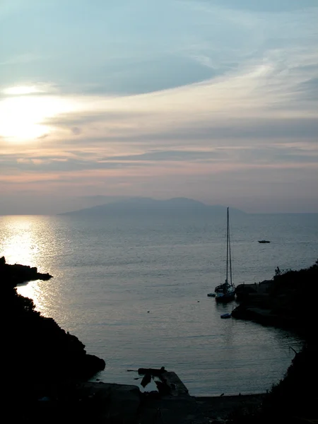 Baia con paesaggio barca a vela al tramonto — Foto Stock