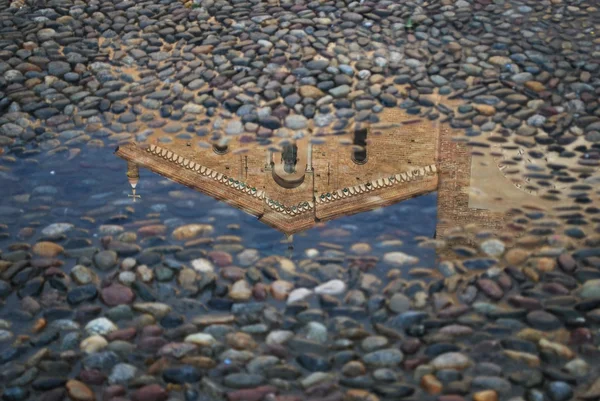 Bir su birikintisi bir kilisede yansıması — Stok fotoğraf