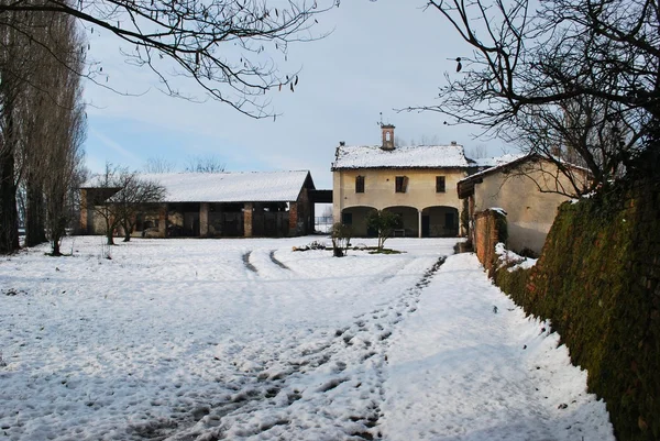 Загородный дом зимой — стоковое фото