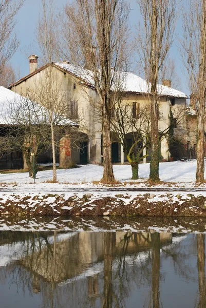 Country house w zimie — Zdjęcie stockowe