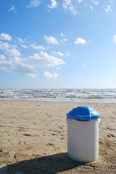 Корзина для мусора на пляже — стоковое фото