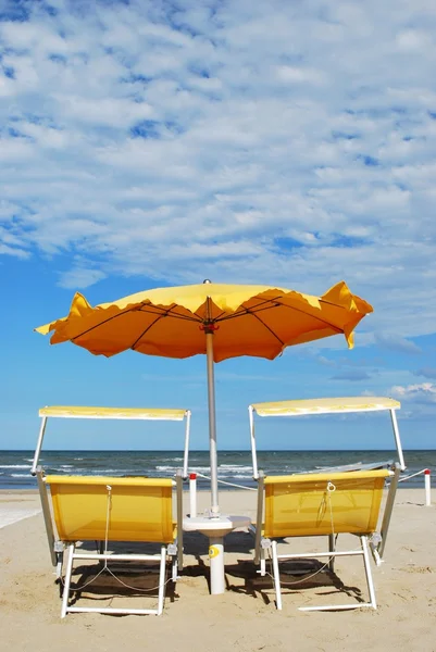 Krzesła i parasol plażowy — Zdjęcie stockowe